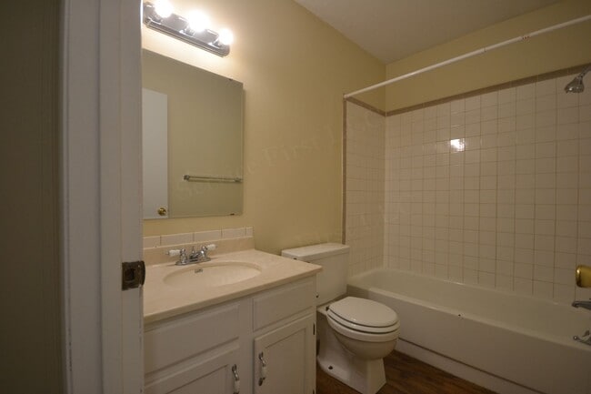 Photo - South Street Apartments Unidad D