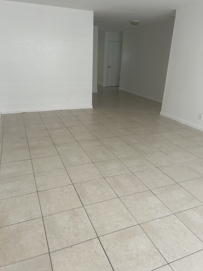 Building Photo - 5725 NW 27th Ct Unit 5725 NW 27 Ct