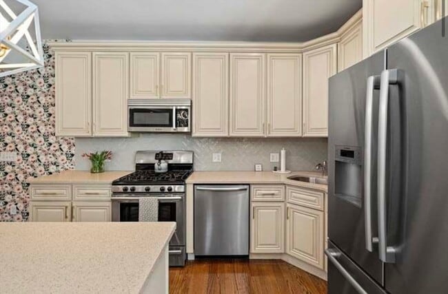 Building Photo - 37 Coffey St Unit 2 Rental