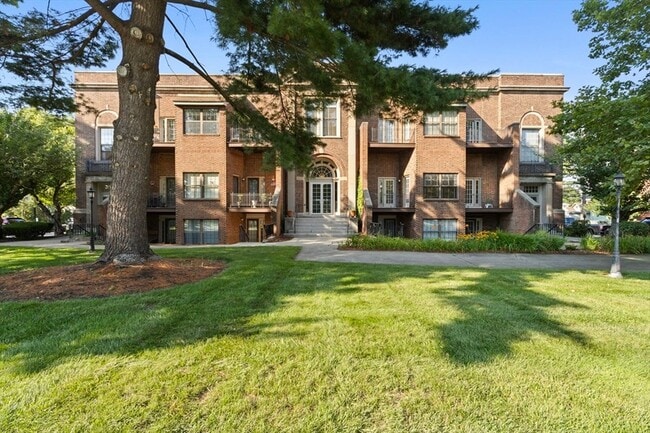 Photo - 325 Plantation St Unit 113