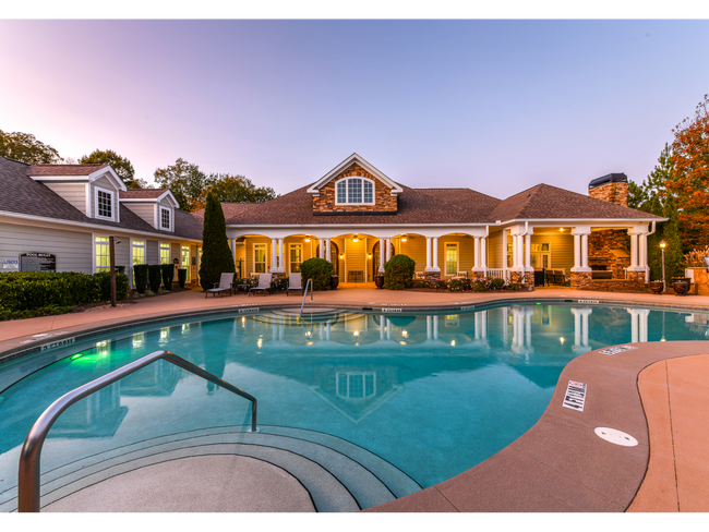 Piscina con estilo de centro turístico al atardecer - Walden at Oakwood Apartamentos