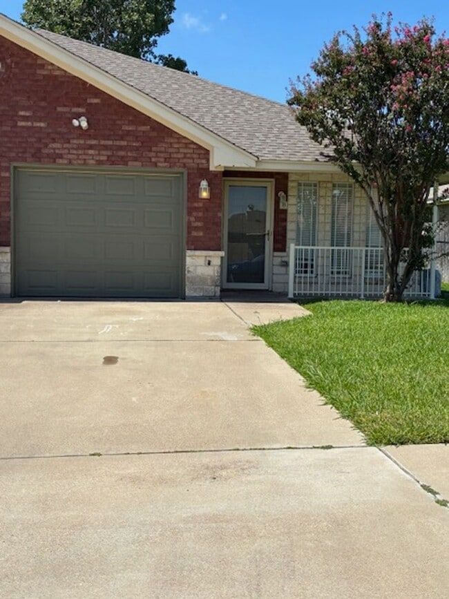 Building Photo - 4500 John David Dr Unit 4500 B John David Rental