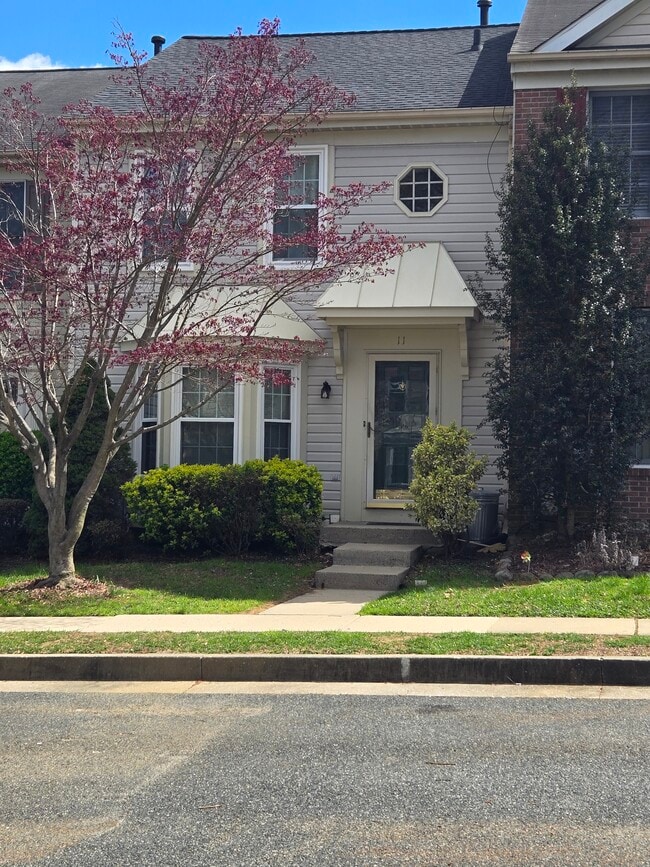 Building Photo - 11 Fencerow Ct