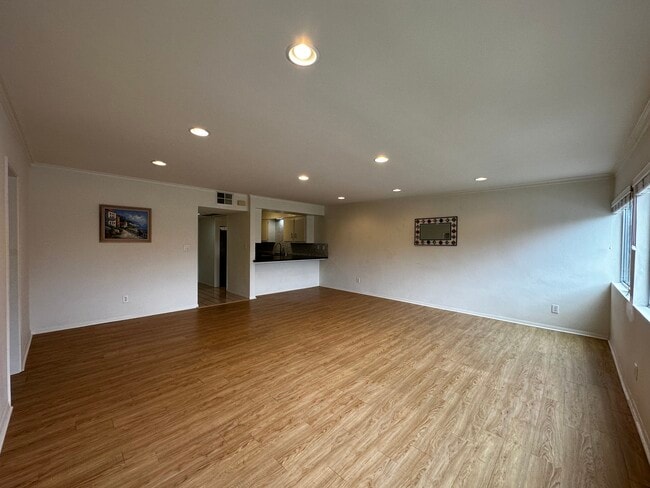 Living Room - 1015 N Michillinda Ave Unidad 109