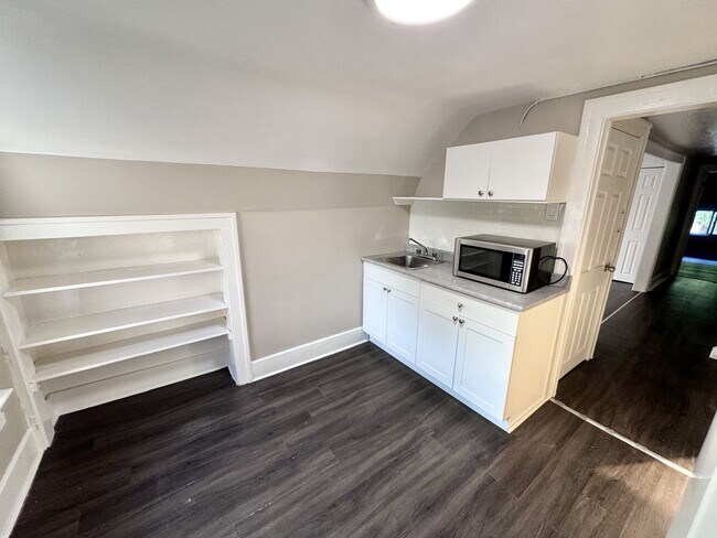 Photo - 1073 Albert Rd Unit Upper