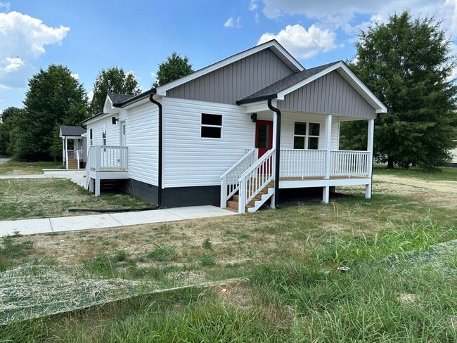 Building Photo - 2017 S Lyerly St Unit Main House