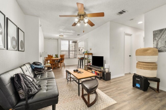 Photo - 2409 Leon St
