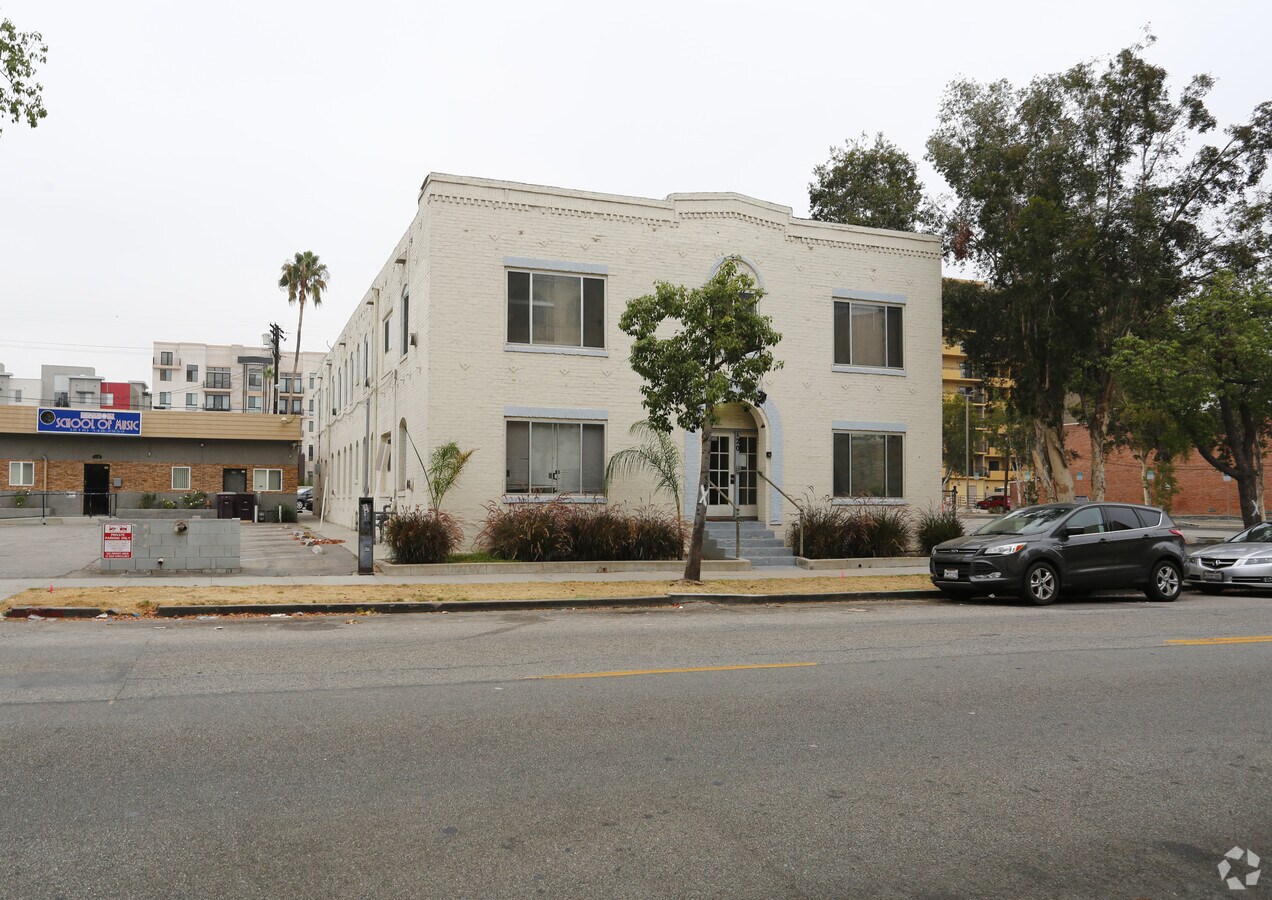 Building - 120 S Louise St