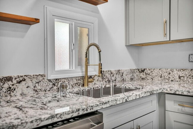 Photo - 952 Haskell St