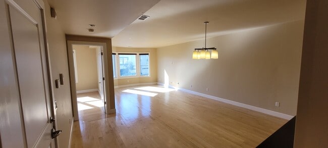 Living dining area - 760 27th Ave Unit 760