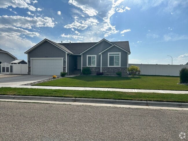 Building Photo - Bedford Rental