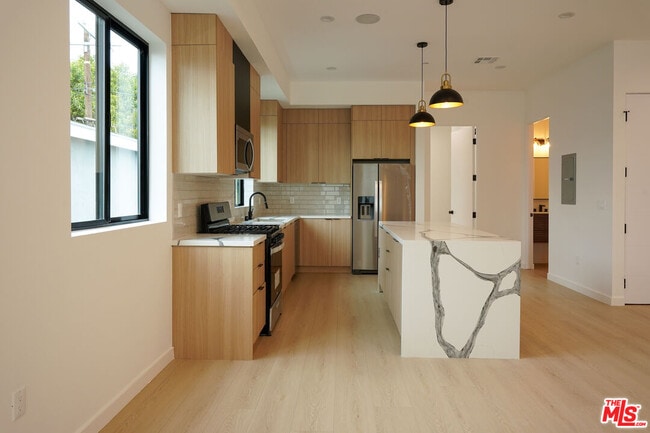 Building Photo - 13843 Burbank Blvd Rental