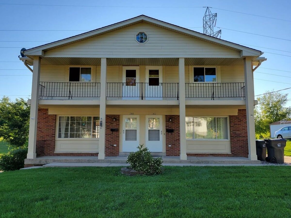 Remodeled 3 Bedroom 1.5 Bath Townhome with Full Basement - Remodeled 3 Bedroom 1.5 Bath Townhome with Full Basement Unit 1900