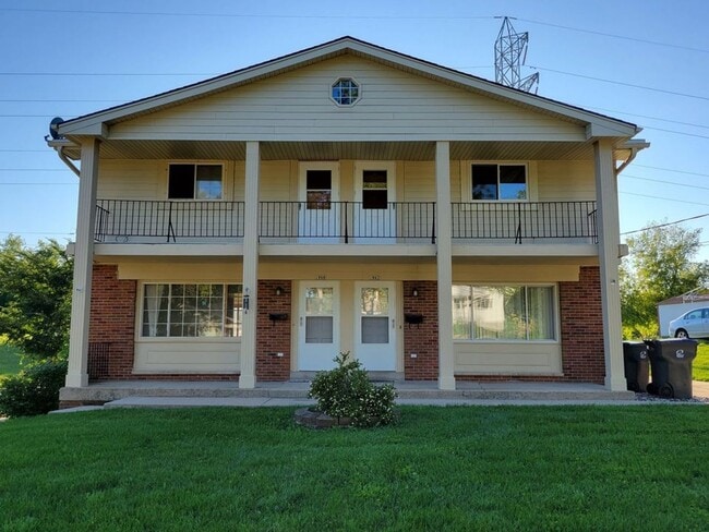 Building Photo - Remodeled 3 Bedroom 1.5 Bath Townhome with Full Basement Unit 1900