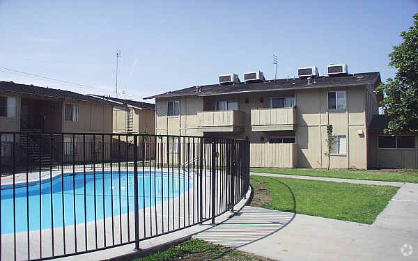 Pool - Huntington Court Apartments