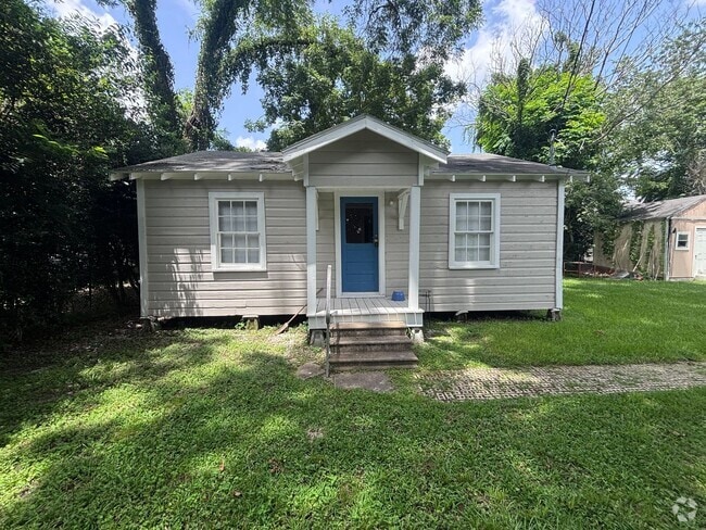 Building Photo - NEW ON MARKET! WALKING DISTANCE TO UL Rental