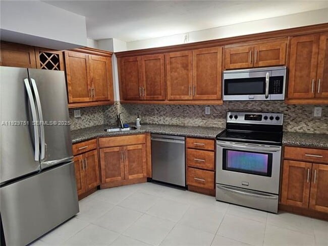 Building Photo - 10142 SW 77th Ct