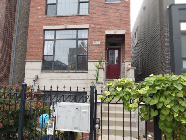 Front Gate Entry - 4820 S Champlain Ave Unidad Apt 3