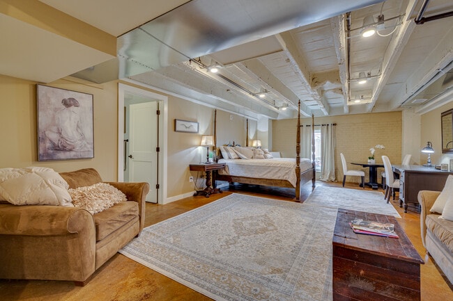 Building Photo - 223 S Grand Unit 202