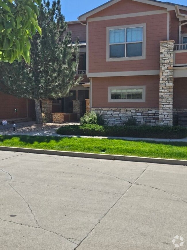 Building Photo - Beautiful 2 Bedroom Condo Avail 9/2 Unit 202