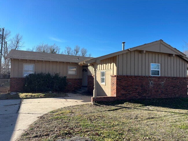 4 bed 1.5 bath converted garage! Section 8... - 4 bed 1.5 bath converted garage! Section 8... House