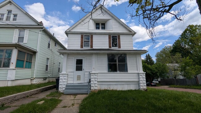 Building Photo - Spacious 5-bedroom, 1-bath home offers flexible living across multiple levels in Akron