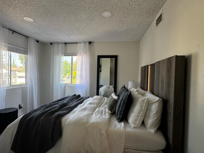 Photo - 20058 Lorne St