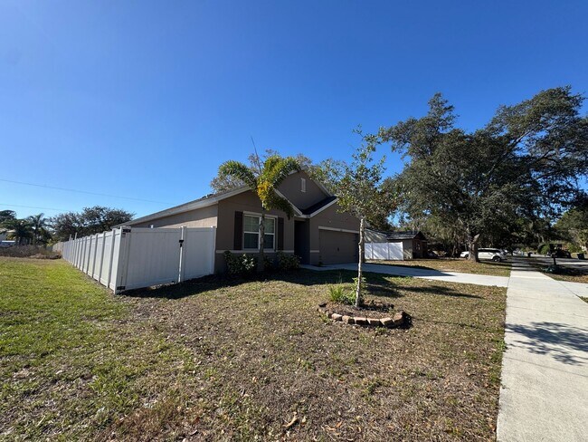 Photo - STUNNING 4 Bedroom, 2 Bathroom Home in PORT MALABAR with WASHER and DRYER INCLUDED!!!