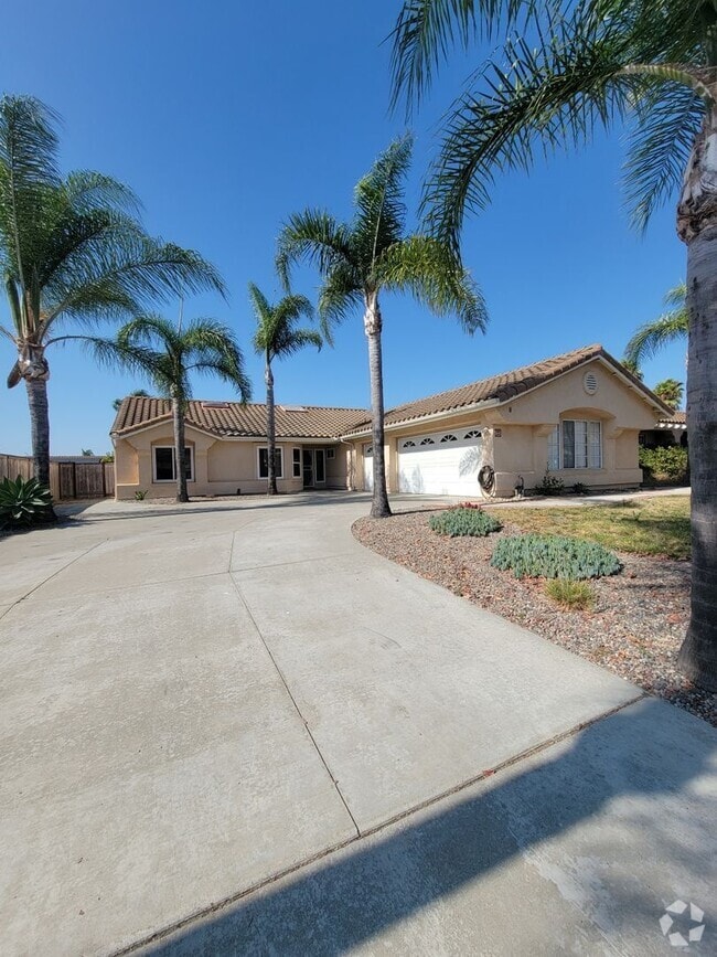 Building Photo - Beautiful 3 Bedroom, 2.5 Bathroom Home wit...