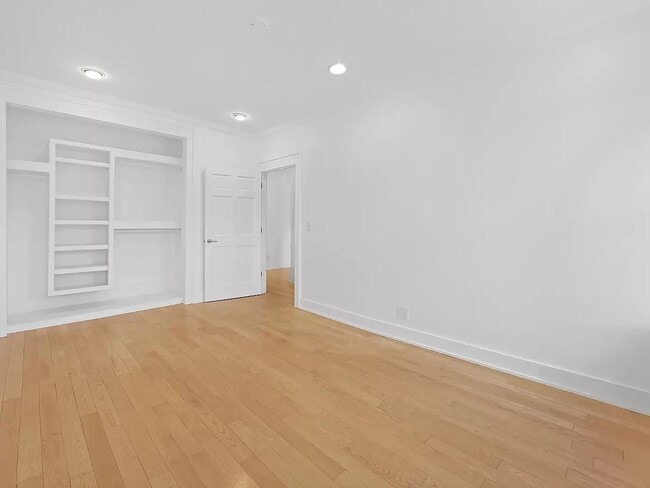 Photo - 44-14 Newtown Rd