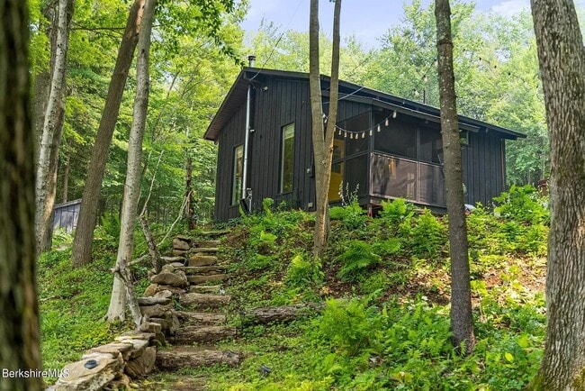 Photo - 17 S Sandisfield Rd House