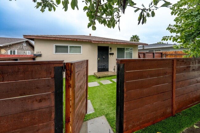 Building Photo - Beautiful newly renovated home available n...