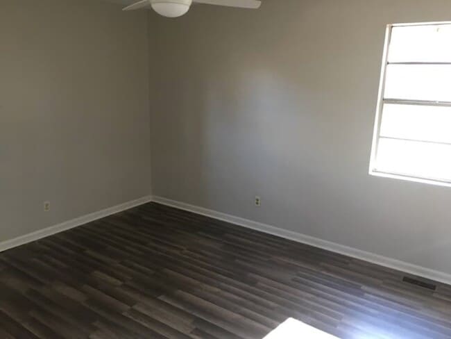 Building Photo - 3 bedroom/2 bathroom