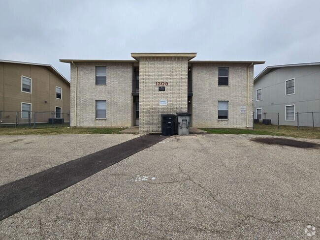 Building Photo - SECTION 8 ACCEPTED & RENT REDUCTION - AVAI... Unit 1309 Quail Circle - D Rental