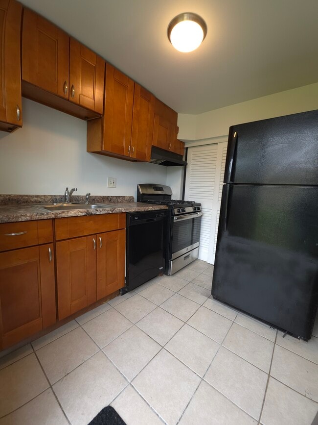 Photo - 2528 Iverson St