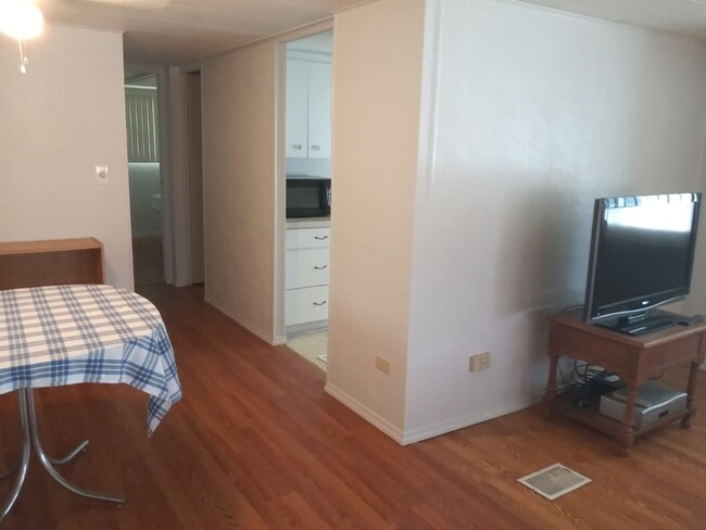 Building Photo - Beautiful renovated home on Six Lake Country Club