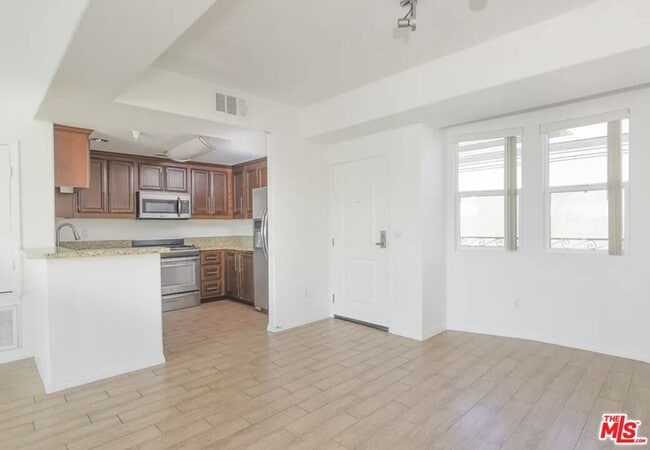 Photo - 11925 Kling St