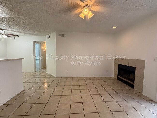 Building Photo - 533 W Guadalupe Rd Unit 1105
