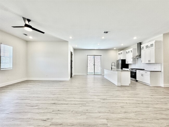 Photo - 8513 Shoreham