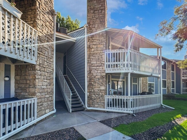 Building Photo - Charming 2-Bedroom Condo in Prime Location...