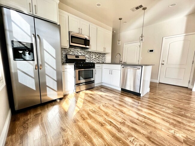 Building Photo - 6261 W Olympic