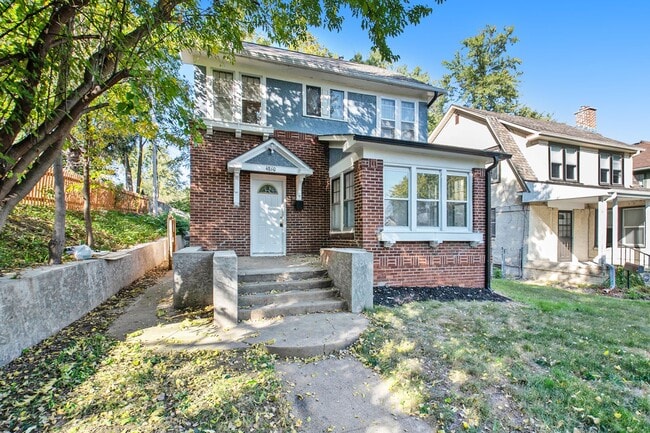 Building Photo - 2 Story 3 Bed 2 Bath, Off Street Parking!