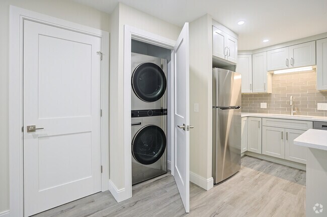 2BR, 2BA - 970SF - In-Unit Laundry - Nahatan Terrace