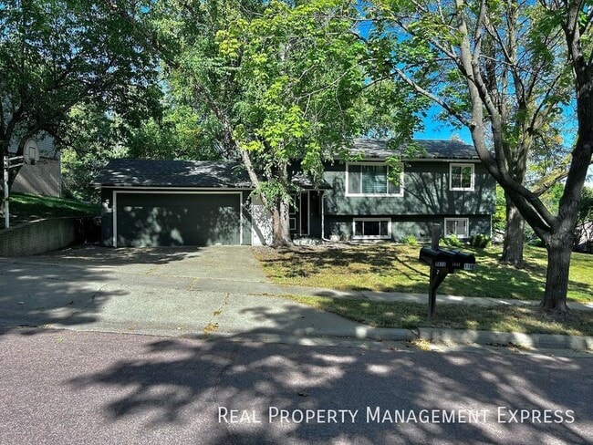 Building Photo - 3 Bedroom 2 Bathroom Home with a Fireplace...