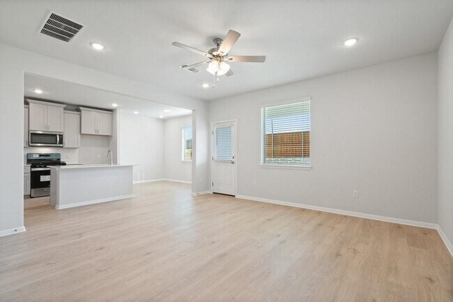 Photo - 668 Backstays Lp