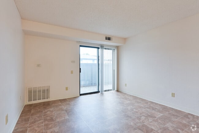 2BR, 2BA - 956SF - Livingroom