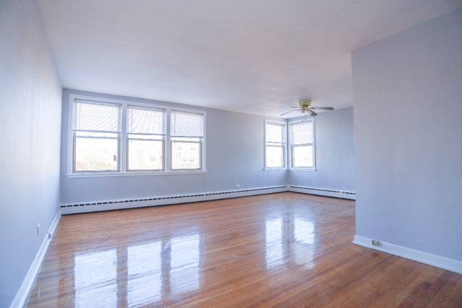 Building Photo - 2417 W Farragut Ave Rental