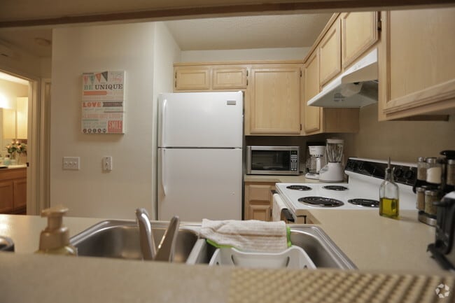 Kitchen - Brentwood Apartments