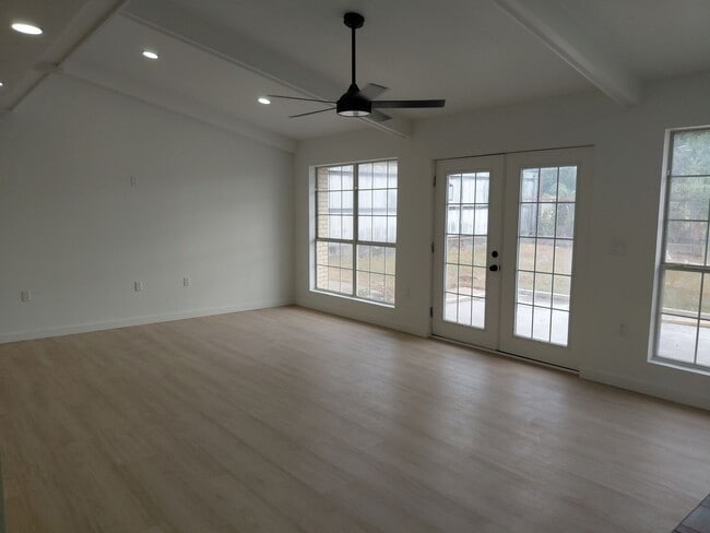 Photo - 3/2/2 Newly remodeled home with new appliances, flooring and much more!