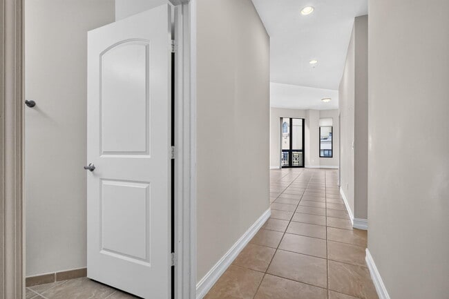 Building Photo - 701 S Olive Ave Unit 1504